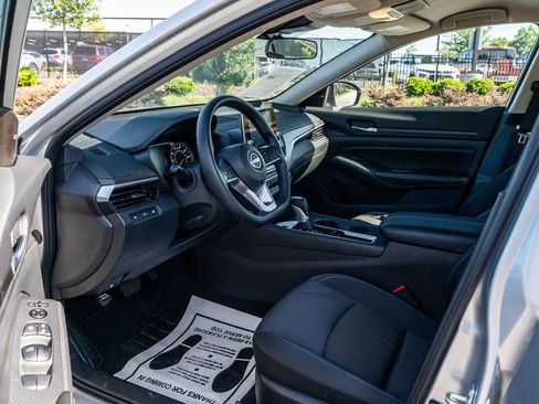 Used 2025 Nissan Altima 2.5 SV FWD image 17