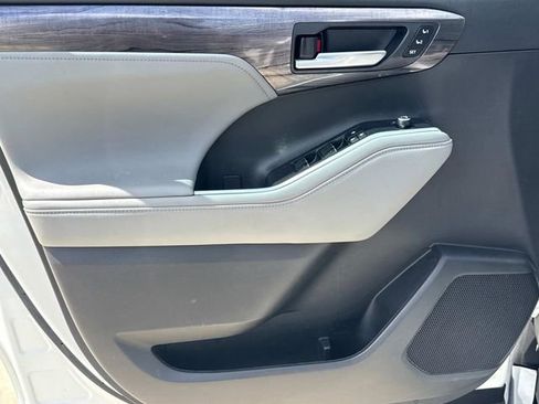 Used 2023 Toyota Highlander Limited image 26