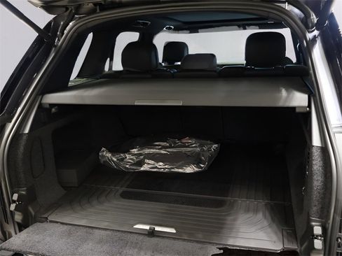 Certified 2025 Land Rover Range Rover SE image 17