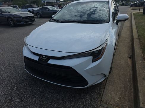 Used 2025 Toyota Corolla LE w/ Convenience Package image 3