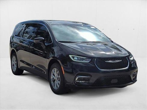New 2025 Chrysler Pacifica Select AWD/4WD image 7