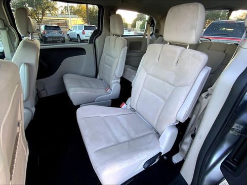 Used 2019 Dodge Grand Caravan SE w/ UConnect Hands-Free Group image 16