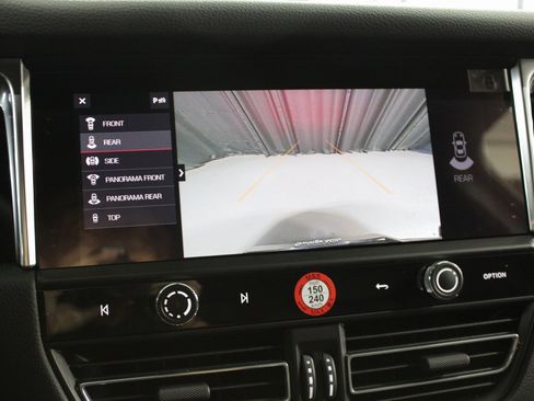 Used 2025 Porsche Macan image 32