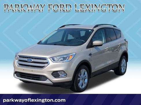 Used 2017 Ford Escape SE w/ Equipment Group 201A FWD image 1