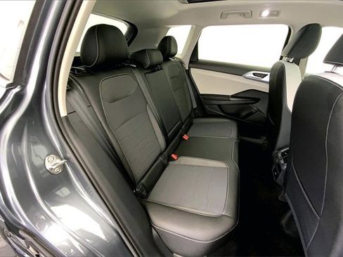 Used 2025 Volkswagen Taos SE w/ Panoramic Sunroof Package image 27