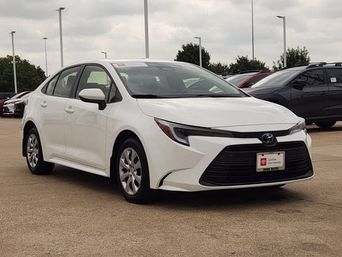 Used 2025 Toyota Corolla LE FWD image 2