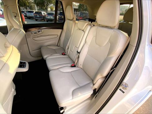 Used 2019 Volvo XC90 T5 Momentum w/ Protection Package Premier image 17