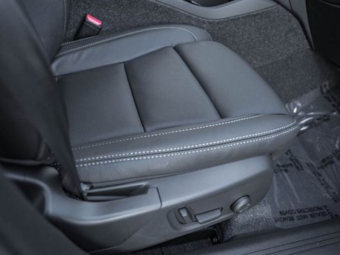 Certified 2025 Volvo XC40 B5 Ultra w/ Climate Package image 33