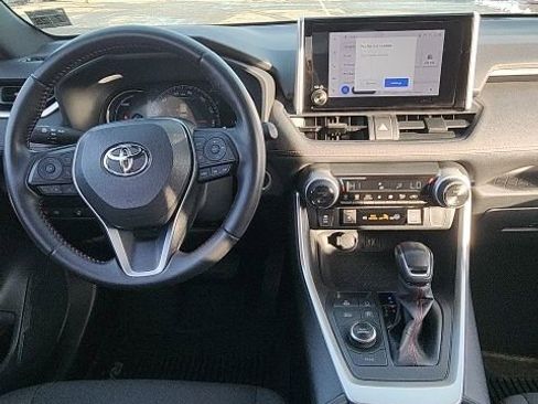 Used 2023 Toyota RAV4 SE image 11