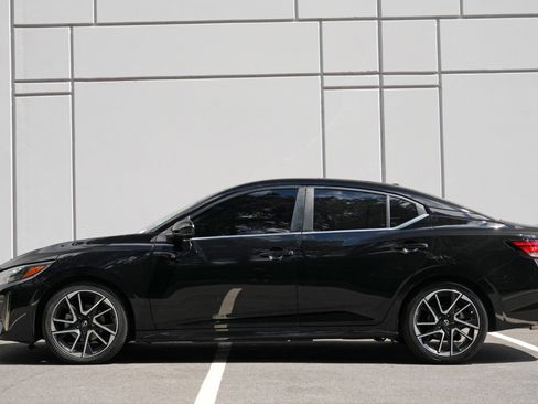 Used 2024 Nissan Sentra SR w/ SR Premium Package FWD image 8