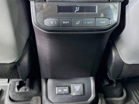 Used 2023 Toyota Highlander Bronze Edition image 27