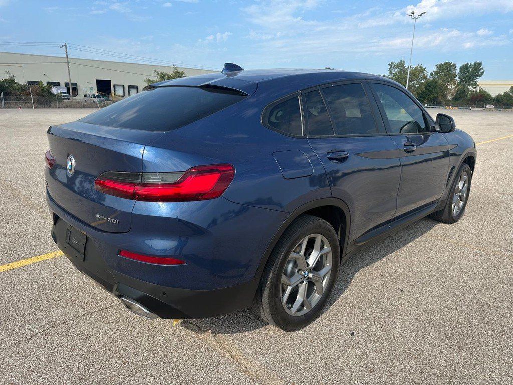 Used 2024 BMW X4 xDrive30i w/ Premium Package AWD/4WD image 5