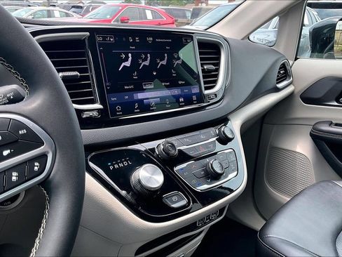 Used 2024 Chrysler Pacifica Touring-L FWD image 15