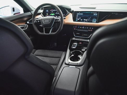 Used 2022 Audi e-tron GT Premium Plus image 33