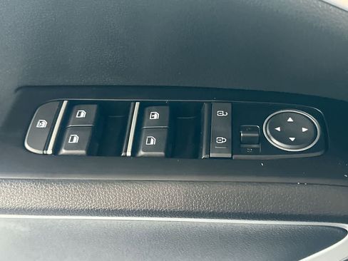 Used 2025 Kia Soul LX w/ LX Technology Package FWD image 17