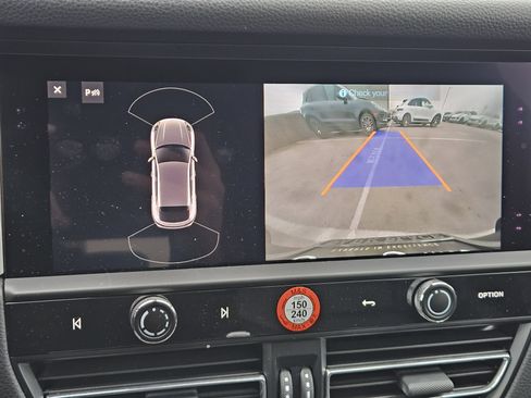 Certified 2025 Porsche Macan image 18