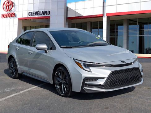 Used 2026 Toyota Corolla SE FWD image 2