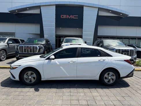 Used 2024 Hyundai Elantra SE FWD image 1