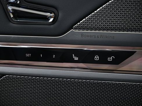 Used 2025 BMW 740i w/ Premium Package image 16