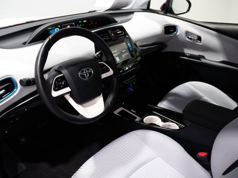 Used 2017 Toyota Prius Four image 11