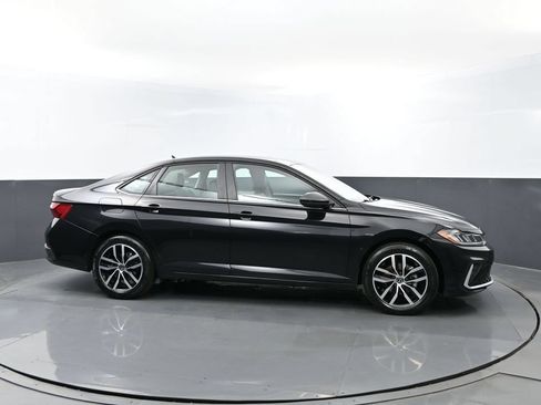 Used 2025 Volkswagen Jetta SE FWD image 4