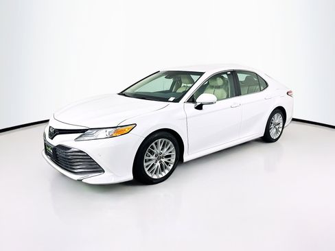 Used 2018 Toyota Camry XLE image 3