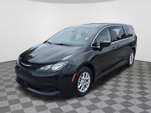 Used 2022 Chrysler Voyager LX FWD image 2
