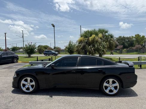 Used 2013 Dodge Charger SXT w/ Rallye Appearance Group RWD image 2