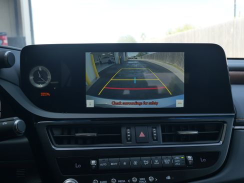 Used 2025 Lexus ES 300h w/ Premium Package image 26