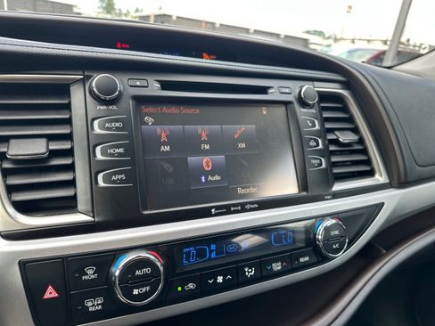Used 2019 Toyota Highlander LE AWD/4WD image 14