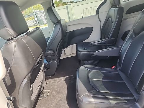 Used 2023 Chrysler Pacifica Touring-L image 12