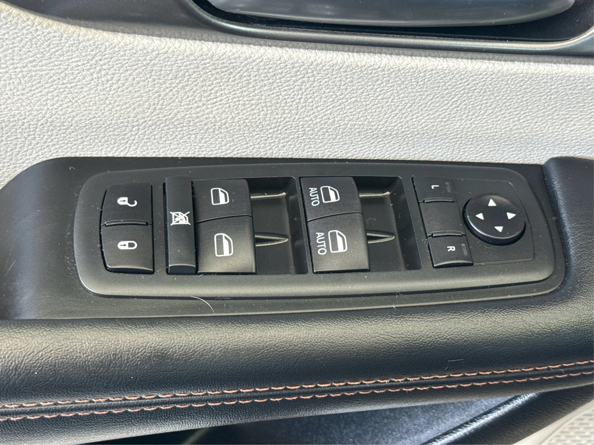 Used 2020 Chrysler Pacifica Touring-L FWD image 20