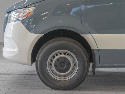 Used 2025 Mercedes-Benz Sprinter 2500 image 4