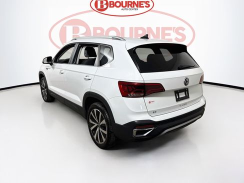 Used 2023 Volkswagen Taos SE w/ Panoramic Sunroof Package FWD image 9