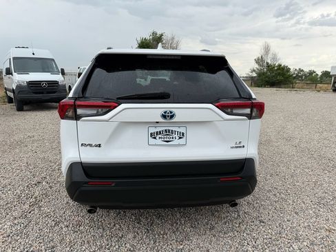 Used 2022 Toyota RAV4 LE AWD/4WD image 9