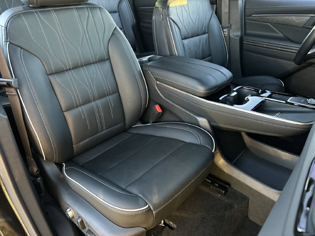 Used 2025 Buick Enclave Avenir w/ Super Cruise Package AWD/4WD image 28