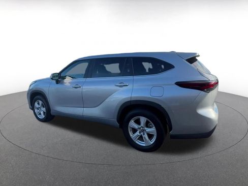 Used 2025 Toyota Highlander LE FWD image 10