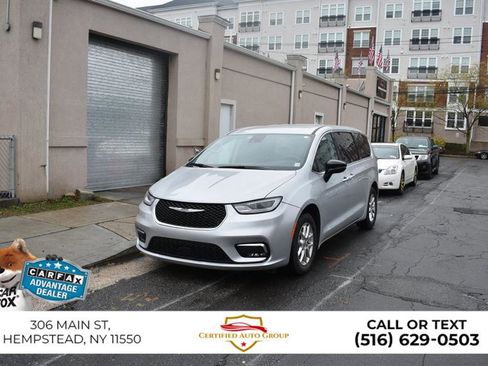 Used 2024 Chrysler Pacifica Touring-L FWD image 2