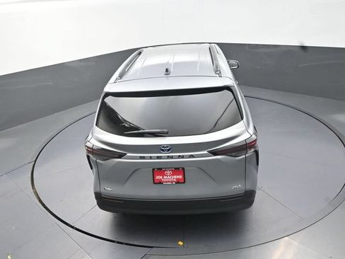 Certified 2025 Toyota Sienna XLE FWD image 26