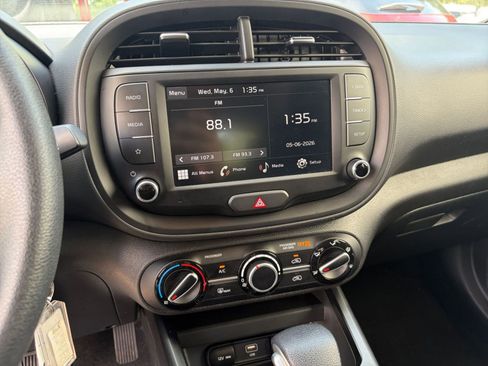 Used 2025 Kia Soul LX w/ LX Technology Package FWD image 20