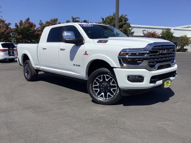 Used 2025 RAM 2500 Limited AWD/4WD image 2
