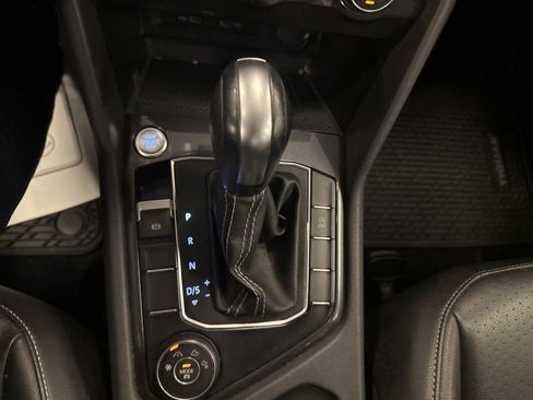 Used 2021 Volkswagen Tiguan SE w/ Panoramic Sunroof Package image 26