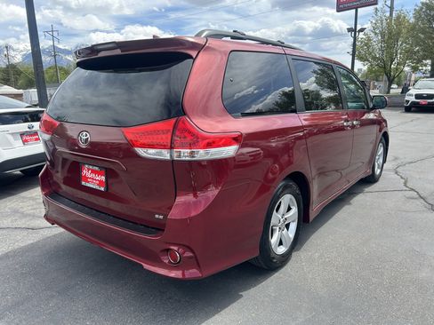 Used 2018 Toyota Sienna SE FWD image 8