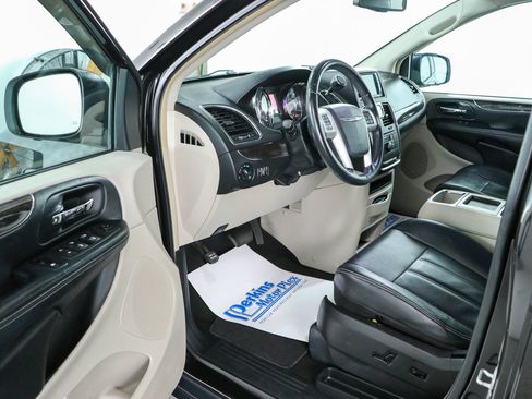 Used 2016 Chrysler Town & Country Touring FWD image 3