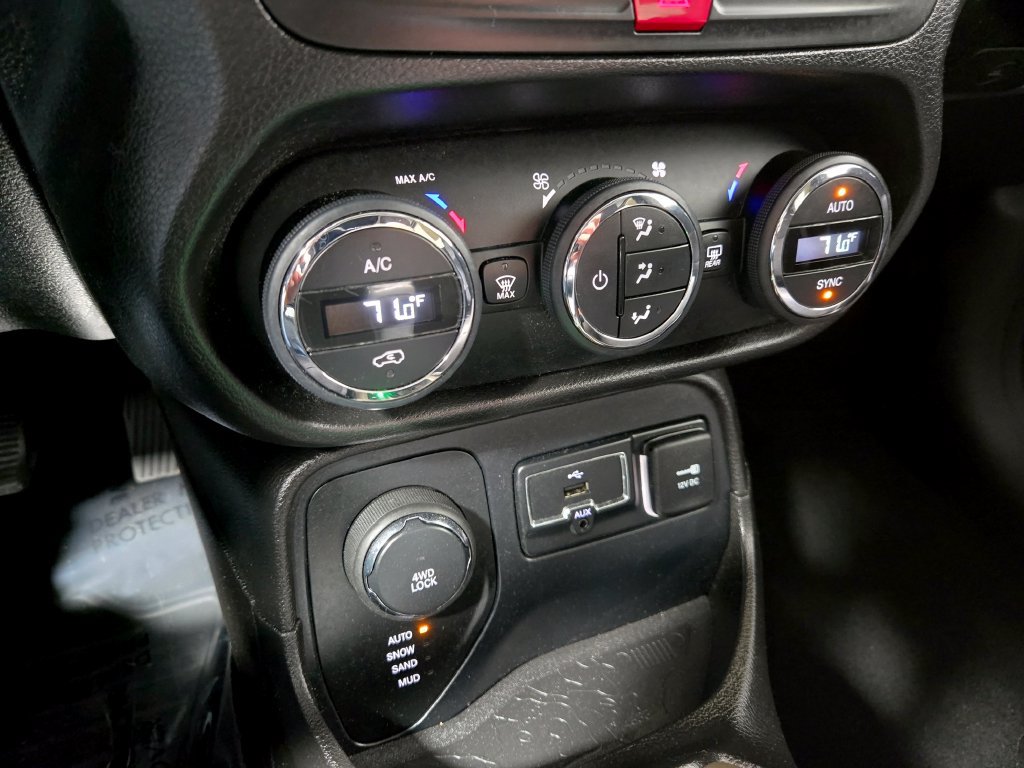 Used 2016 Jeep Renegade Latitude AWD/4WD image 26