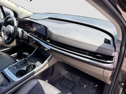 Used 2025 Kia Carnival FWD image 31
