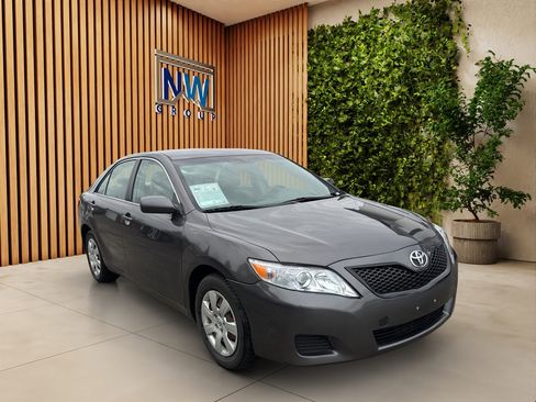 Used 2010 Toyota Camry LE image 1
