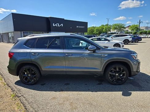 Used 2022 Volkswagen Taos SE AWD/4WD image 2