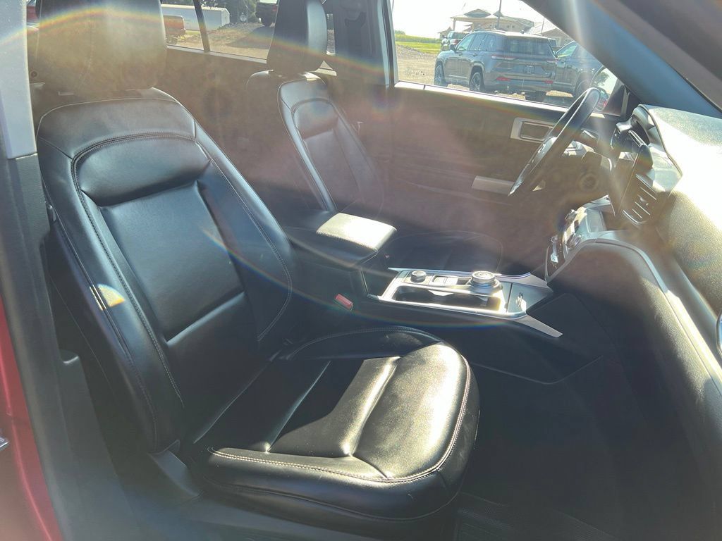 Used 2021 Ford Explorer XLT w/ Equipment Group 202A AWD/4WD image 10