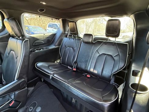 Used 2025 Chrysler Pacifica Limited image 21